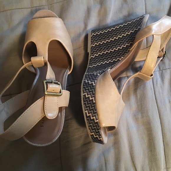 CUTE WEDGES WITH CHEVRON PATTERN - Picture 2 of 2